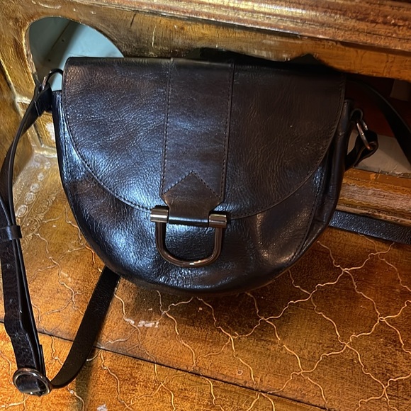 HALSTON black leather signature cross body with adjustable strap. Gorgeous - Picture 5 of 9